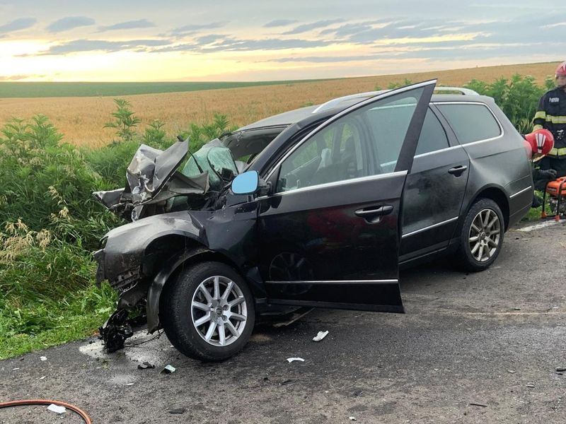 FOTO - O tânără de 19 ani a murit pe locul din dreapta, după ce două mașini s-au izbit puternic. Șoferii se află în stare gravă