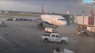 Un muncitor de la un aeroport din Texas și-a găsit sfârșitul după ce a fost „aspirat” de motorul unui avion