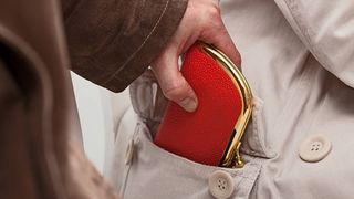 Incredibil! Doi români și-au cumpărat telefoane noi din banii furați de la o femeie