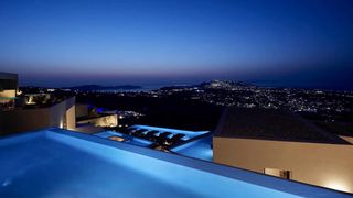 Persoanele care vor să meargă într-o drumeție trebuie să știe că aici se află și Muntele Perissa, unde este Capela Panagia Katefiani. 