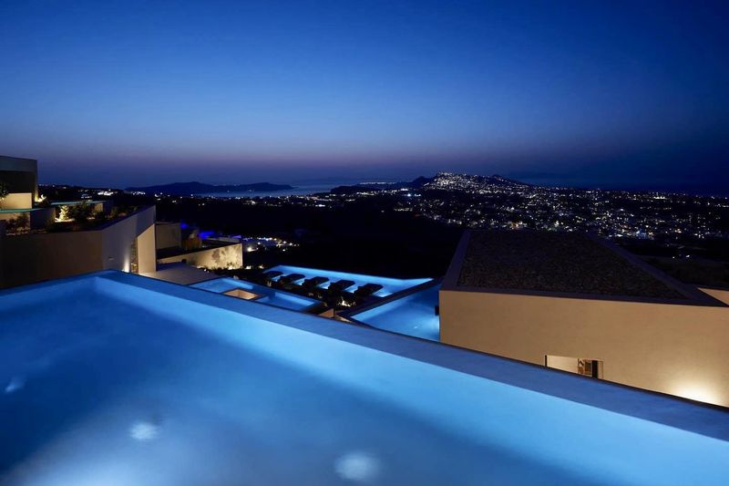 Persoanele care vor să meargă într-o drumeție trebuie să știe că aici se află și Muntele Perissa, unde este Capela Panagia Katefiani. 