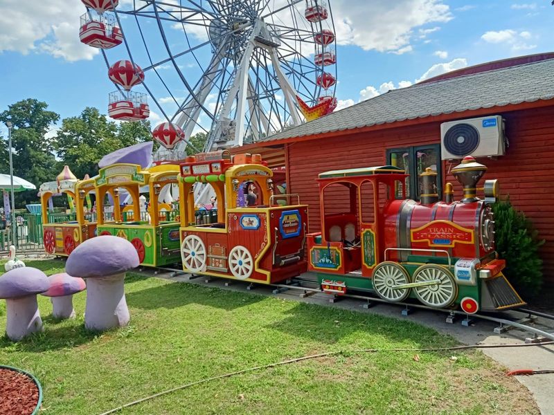 Tematica inspirată din filmul "Alice în Țara Minunilor", Wonderland, este surprinsă în noul parc de distracții din Constanța