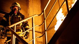 Mai mulți angajați s-au evacuat după ce un incendiu a izbucnit  la o hală de depozitare din Târgu Mureş