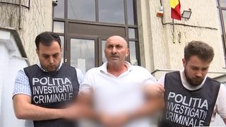 Bărbatul din Roman care și-a agresat soția și sechestrat copiii a fost arestat preventiv. Oamenii legii au reușit să spargă ușa după jumătate de oră: &bdquo;Au bătut vreo zece minute cu picioarele&rdquo;