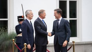 Jens Stoltenberg ar urma să răm&acirc;nă la conducerea NATO &icirc;ncă un an. Care a fost anunțul Alianței