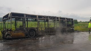 Autobuz în flăcări pe DN15 D. Pompierii din Roman au intervenit de urgență