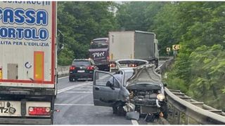 Accident rutier grav pe DN1, la Hula Bradului  &icirc;ntre un autoturism și un camion