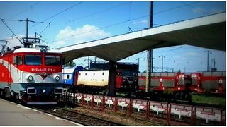 &Icirc;n urma verificărilor efectuate s-a stabilit că cei doi ar fi pătruns &icirc;n zona triajului, unde s-ar fi urcat pe vagoanele de marfă pentru a face fotografii, fiind&nbsp;electrocutaţi.