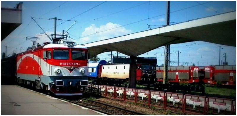 În urma verificărilor efectuate s-a stabilit că cei doi ar fi pătruns în zona triajului, unde s-ar fi urcat pe vagoanele de marfă pentru a face fotografii, fiind electrocutaţi.