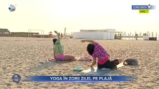 Yoga în zorii zilei, pe plajă