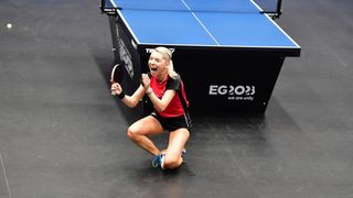 Imediat după ce a &icirc;nvins-o&nbsp;&icirc;n finală&nbsp;pe&nbsp;Xiaoxin Yang, sportiva a izbucnit &icirc;n lacrimi și s-a urcat pe masă, pentru a celebra victoria.