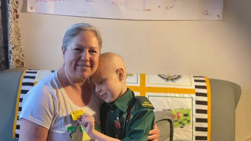 Medicii au crezut că are o problemă digestivă, dar acesta era bolnav de cancer. Povestea băiatului de opt, încercat prea devreme de viață