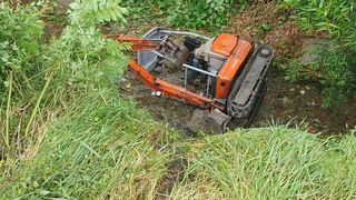 Un muncitor a alunecat cu excavatorul într-un șanț în Petroșani. Bărbatul ar fi pierdut controlul utilajului