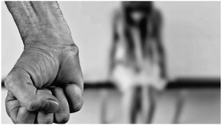 Un bărbat proaspăt eliberat din &icirc;nchisoare a &icirc;ntreținut raporturi sexuale cu o minoră de 12 ani, &icirc;n curtea bisericii