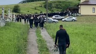 Lacrimi și strigăte de jale la înmormântarea celor doi soți care au pierit în accidentul din Cluj. Au fost conduși pe ultimul drum cu onoruri militare