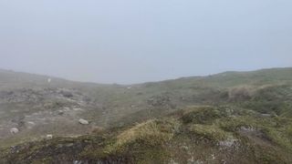 VIDEO - Fenomen neașteptat: Ninsoarea viscolită surprinde Vârful Omu în mijlocul verii