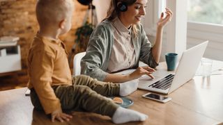 VIDEO- Flexibilitate pentru părinți: Angajații cu copii mici, p&acirc;nă la 8 ani, pot lucra de acasă 4 zile pe lună. Legea a fost votată de Camera Deputaților