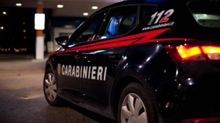 O româncă a fost arestată în Italia, după ce a fost prinsă că transporta imigranți clandestini cu o mașină închiriată