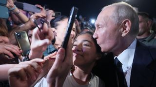 VIDEO- Vladimir Putin surprins în interacțiune cu oamenii după înăbușirea revoltei militare a mercenarilor Wagner