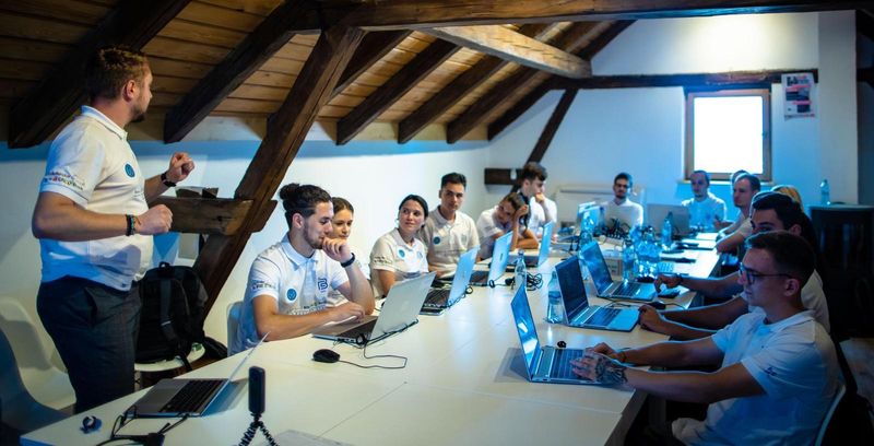 Au început înscrierile la Bootcamp STS. Școala de vară IT&C dedicată studenților își deschide porțile