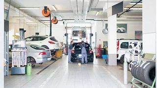 VIDEO- Polițiștii au descins la sediul RAR din Capitală: sute de mașini ar fi trecut de inspecții în urma înscrierii unor date false în documente