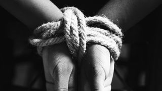 Ororile din Constanța: Anchetă deschisă după descoperirea unei tinere, văzută legată cu lanțuri pe stradă