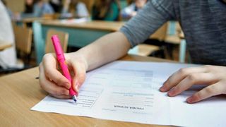 Cum a reușit un elev să transmită pe rețelele sociale subiectele de la BAC, chiar în timpul examenului? A fost prins în scurt timp