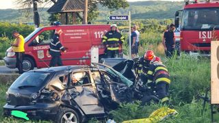 O mașină cu cinci persoane a fost lovită de un tren cu 50 de pasageri, în Vâlcea. O persoană a murit / Doi adulți și doi copii, răniți
