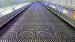 O femeie a rămas fără picior după ce şi l-a prins într-o bandă rulantă