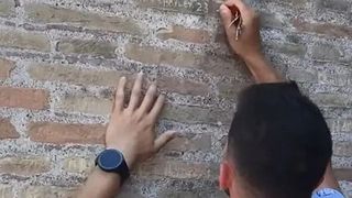 Un turist a crestat două nume pe Colosseum și acum riscă închisoare: „Un act care a jignit orice om de pe glob”