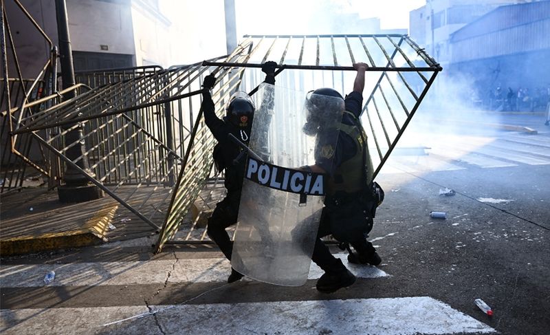 Noaptea trecută a însemnat violențe, jafuri și pagube materiale pentru Franța