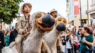Publicul poate participa la diferite piese de teatru la Teatrul Gong sau la Sala Mare TNRS