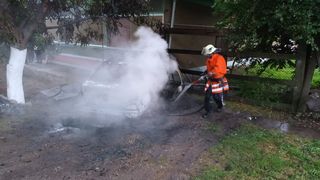 VIDEO- Un bărbat a incendiat o mașină, fiind nemulțumit că nu are pe unde să treacă cu bicicleta