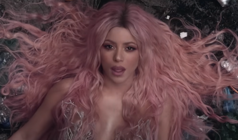  Sirena este părăsită și ajunge în final la o groapă cu deșeuri strânse din mare