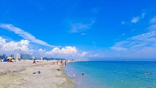 Tinerii lasă grijile deocamdată la urmă și se bucură de zilele la malul mării, în ritmurile muzicii.