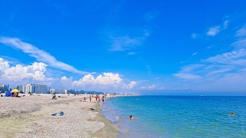 Tinerii lasă grijile deocamdată la urmă și se bucură de zilele la malul mării, în ritmurile muzicii.