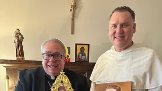 Episcopul de Texas (stânga), dat în judecată pentru 1 milion de dolari