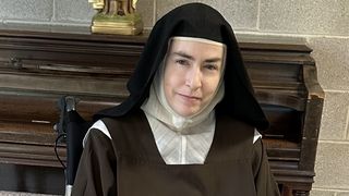 Călugărița de 43 de ani care a trimis mesaje cu conținut obscen unui preot, alungată din mănăstire