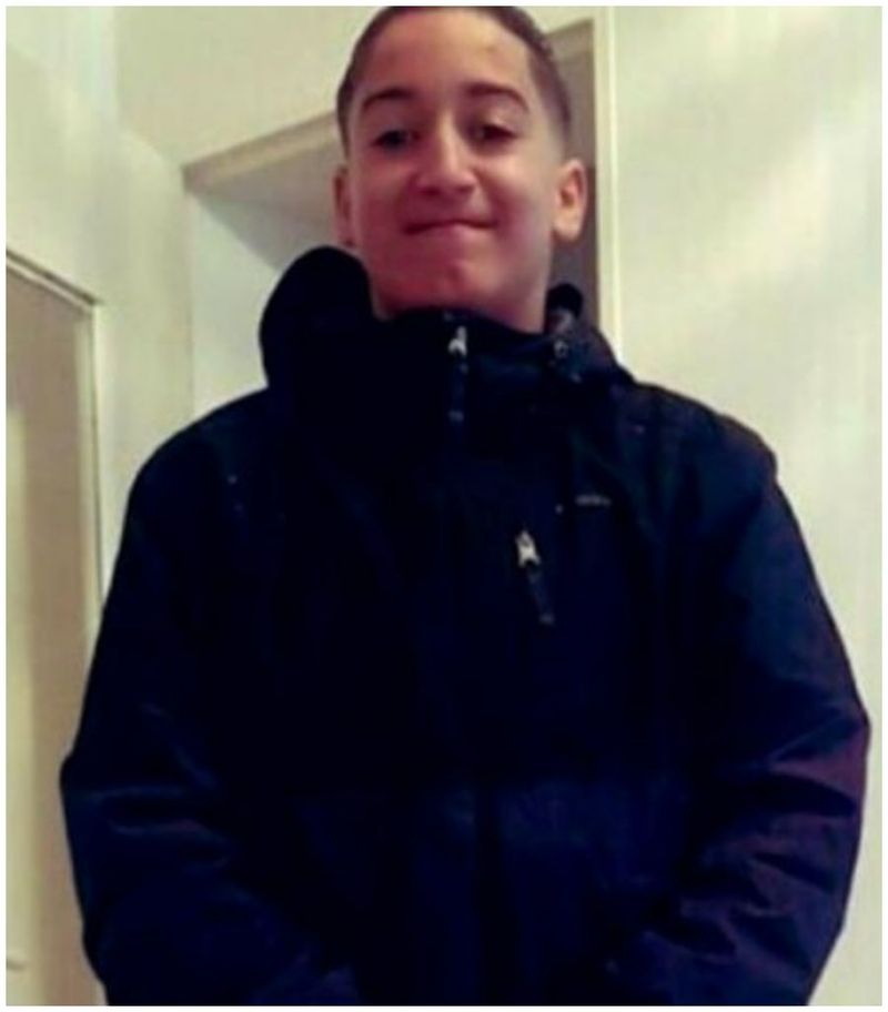 Ofiţerul a spus că a tras cu pistolul de teamă că băiatul ar da peste cineva cu maşina.