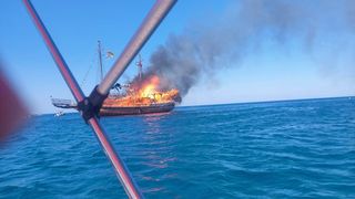 Navă cu peste 80 de oameni la bord, cuprinsă de flăcări puternice, în Grecia