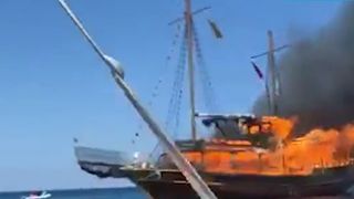 Ambarcațiunea a fost complet distrusă înainte de a dispărea în mare.