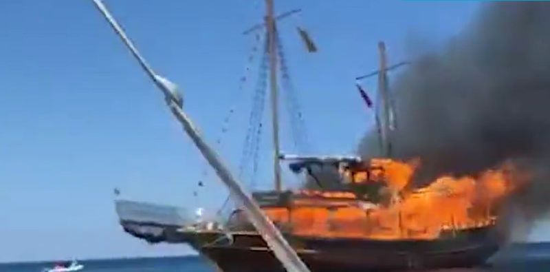 Ambarcațiunea a fost complet distrusă înainte de a dispărea în mare.