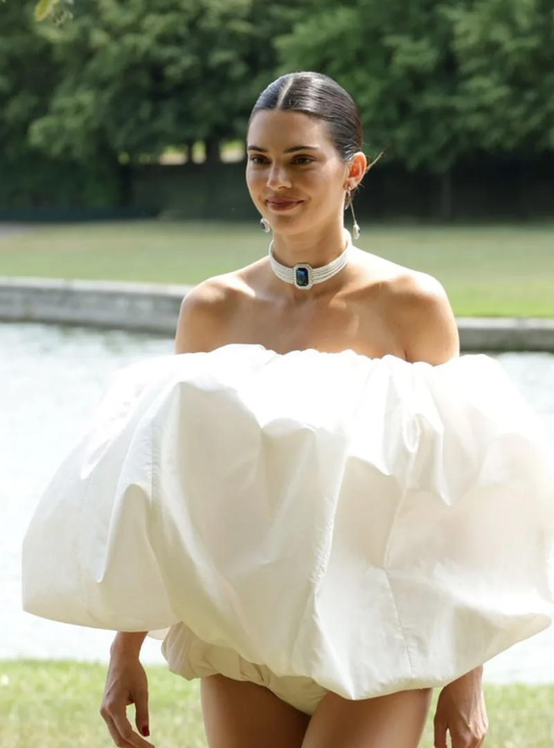 Kendall Jenner a defilat pe podium într-un look care a combinat două dintre cele mai iconice momente de modă din viața Dianei.