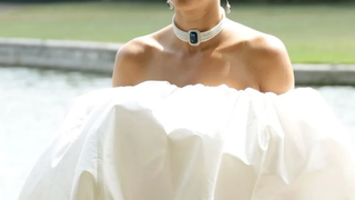 Kendall Jenner a defilat pe podium &icirc;ntr-un look care a combinat două dintre cele mai iconice momente de modă din viața Dianei.