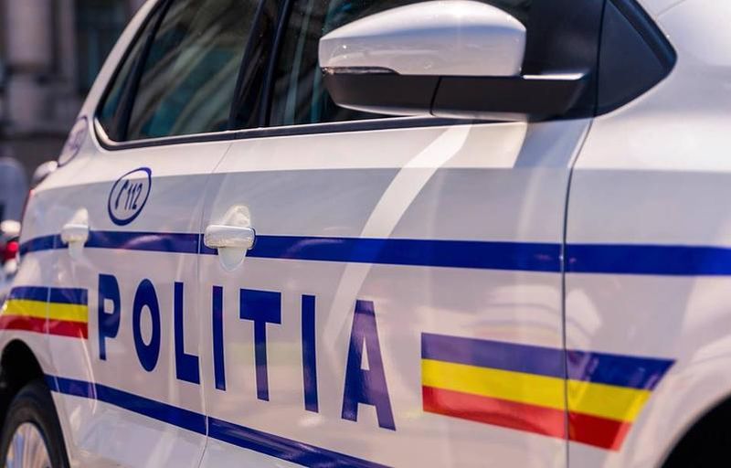 Doi polițiști din Ploiești au fost răniți, în urma unui accident dintre un autobuz și o autospecială de poliție