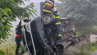 Un microbuz s-a răsturnat pe centura orașului Gherla, după ce șoferul a adormit la volan. Trei persoane au fost rănite