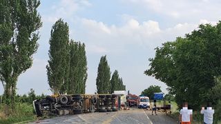 Două persoane au fost rănite după ce un TIR plin cu lemne s-a răsturnat în Vrancea