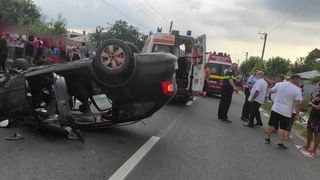 Cinci persoane au fost rănite după ce o mașină s-a răsturnat în Galați