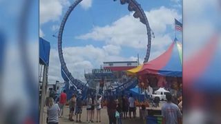 VIDEO. Un rollercoaster a rămas blocat pe traseu. Mai mulți copii au rămas cu capul &icirc;n jos c&acirc;teva ore!