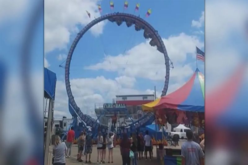 VIDEO. Un rollercoaster a rămas blocat pe traseu. Mai mulți copii au rămas cu capul în jos câteva ore!